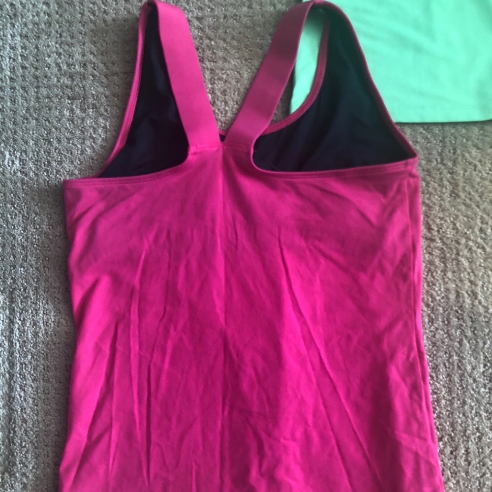 Two Under Armour heat gear tanks, both size L - Picture 2 of 7